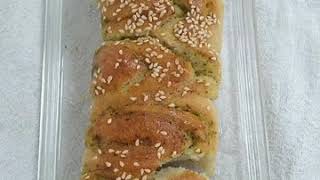 בצק עם סולת ותוספת מיוחדת של תערובת שום,פטרוזיליה ושמן זית