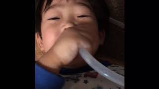 鼻取り機械を自分でする仁くん。