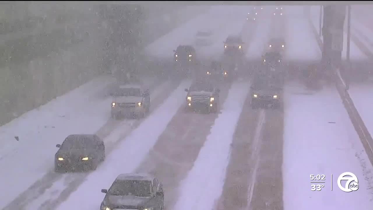Road Crews prepare for the winter storm - YouTube