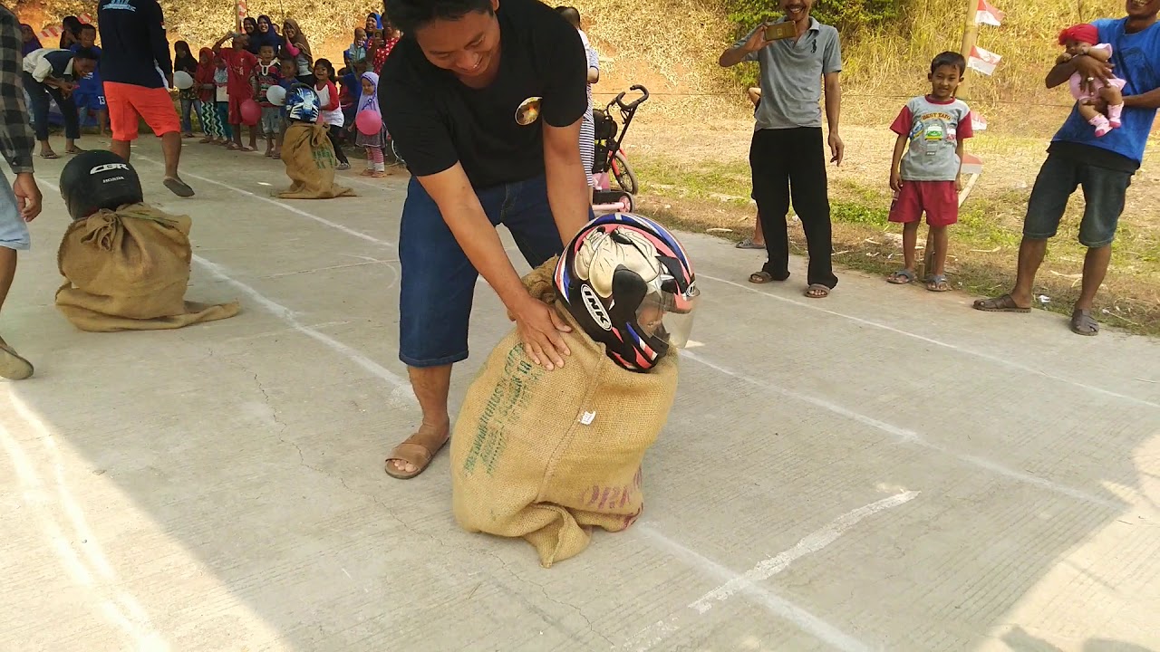 Lomba balap karung anak agustusan lucu banget 17 Agustus - part 2 