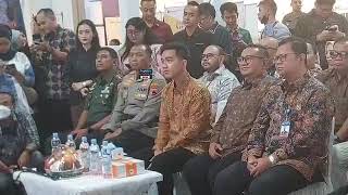 Wapres Gibran Siang Bolong Tiba2 ke Mall, Dicegat Pengunjung, Bertemu Calwalkot Solo Teguh