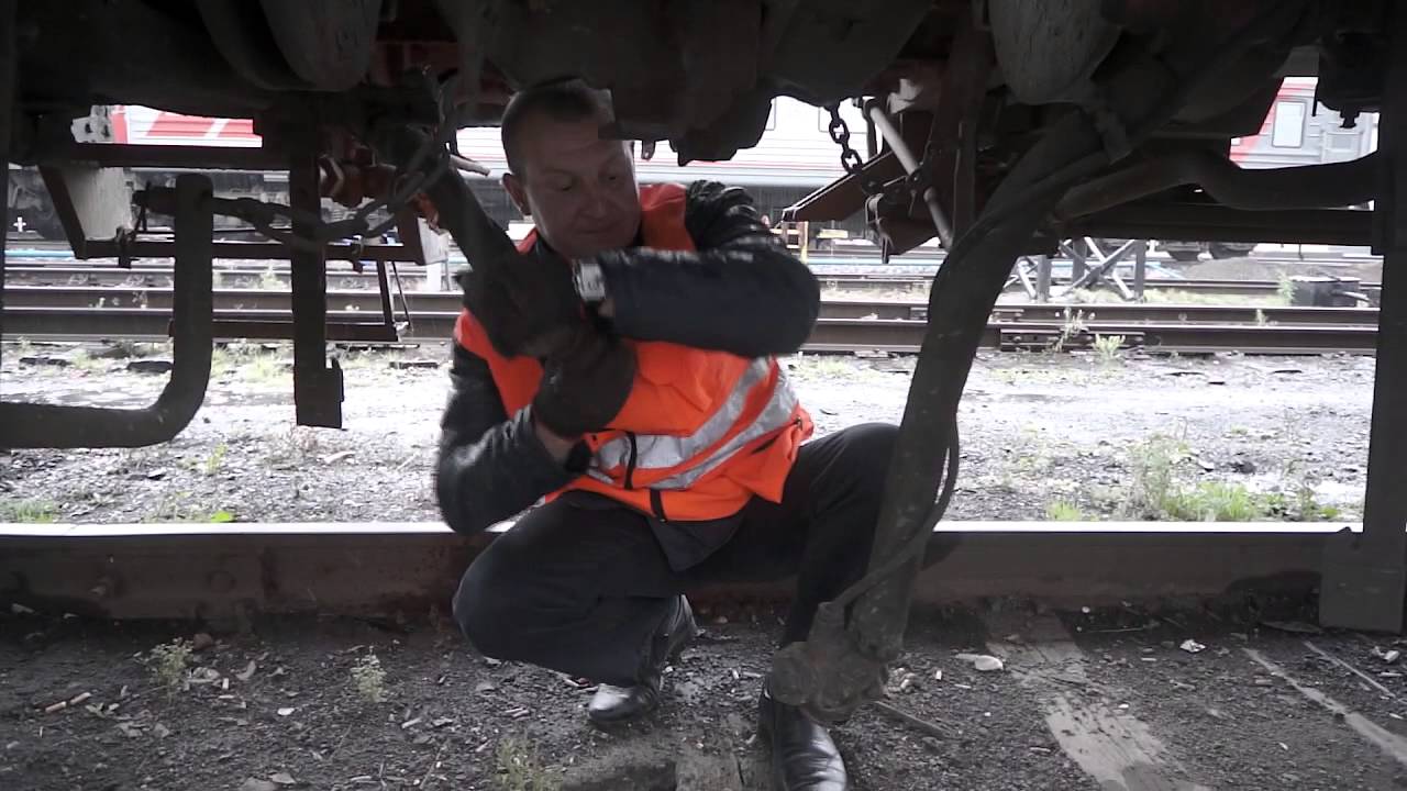 Соединение и разъединение тормозных рукавов. Продувка тормозной магистрали Локомотива. Давление в тормозной магистрали грузового электровоза. Соединение тормозных рукавов. Тормоза тепловоза