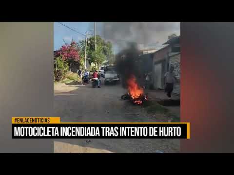 Motocicleta incendiada tras intento de hurto