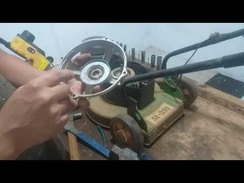 Vídeo: Como você libera um motor de cortador de grama emperrado?