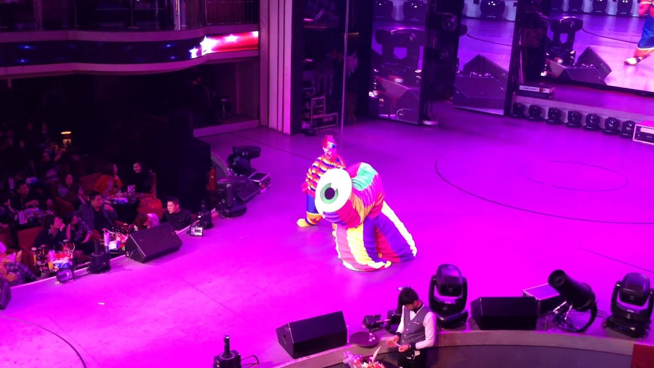 Трансформер и надувной силачь