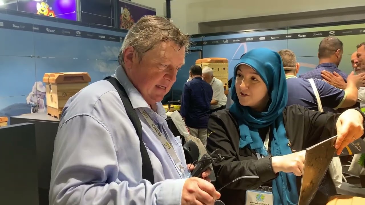 Jürgen Binder sucht die Plastik Beute auf der Apimondia