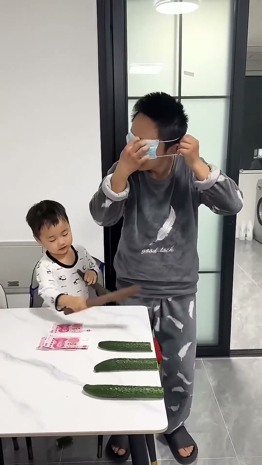 最后这根黄瓜怎么回事么，怎么都砍不断！#Cute baby#Cute#呆萌小米宝#聪明宝宝#萌娃#整蛊#测试