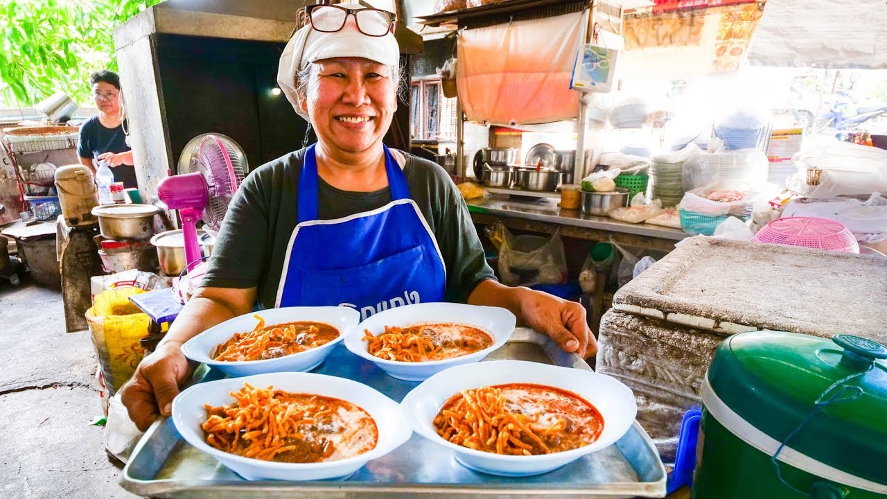 Amazing Thai Curry Noodles - 5 Best Bowls of KHAO SOI in Chiang Mai | สุดยอดข้าวซอยในเชียงใหม่ | Mark Wiens