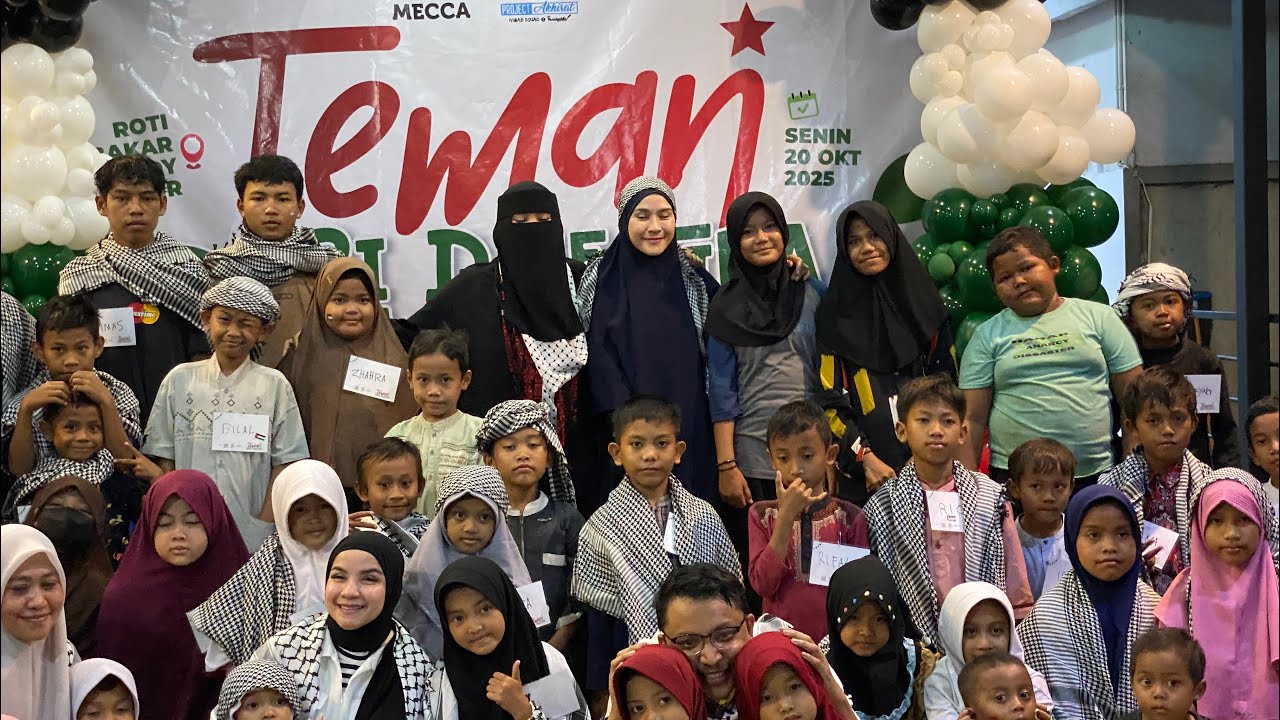 Teman dari Palestina Zaskia Adya Mecca dan Indadari berkumpul bersama anak yatim dan jalanan