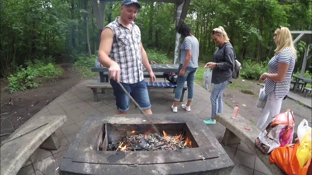 Борисовские пруды шашлычная зона парк. Битцевский парк шашлыки. Шашлык в царицыно в парке. Шашлык на мангале на природе. Царицыно шашлыки.