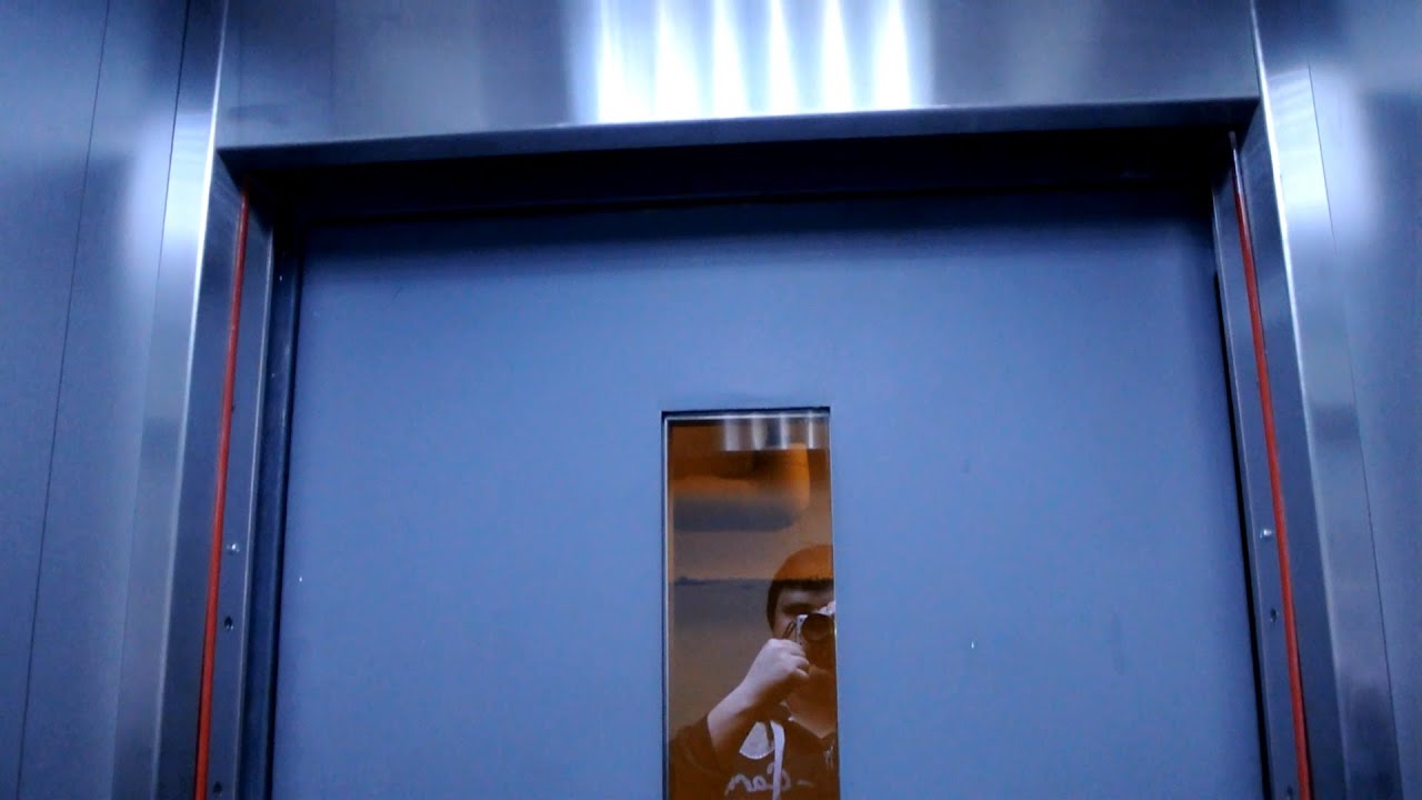 Amazing Schindler traction elevator without inner doors (mod) @ Via Nassa 27, Lugano, Switzerland