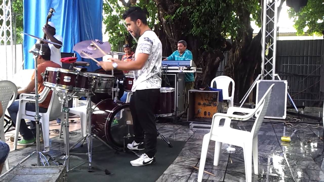 Andy Fornet ensayando en la con La Orquesta de Elito Reve