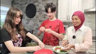 Racik Sayur Buat Salad,Di Bantu Carissa & Daniel.