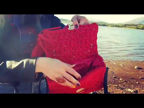 წითელი ხელნაკეთი ჩანთა