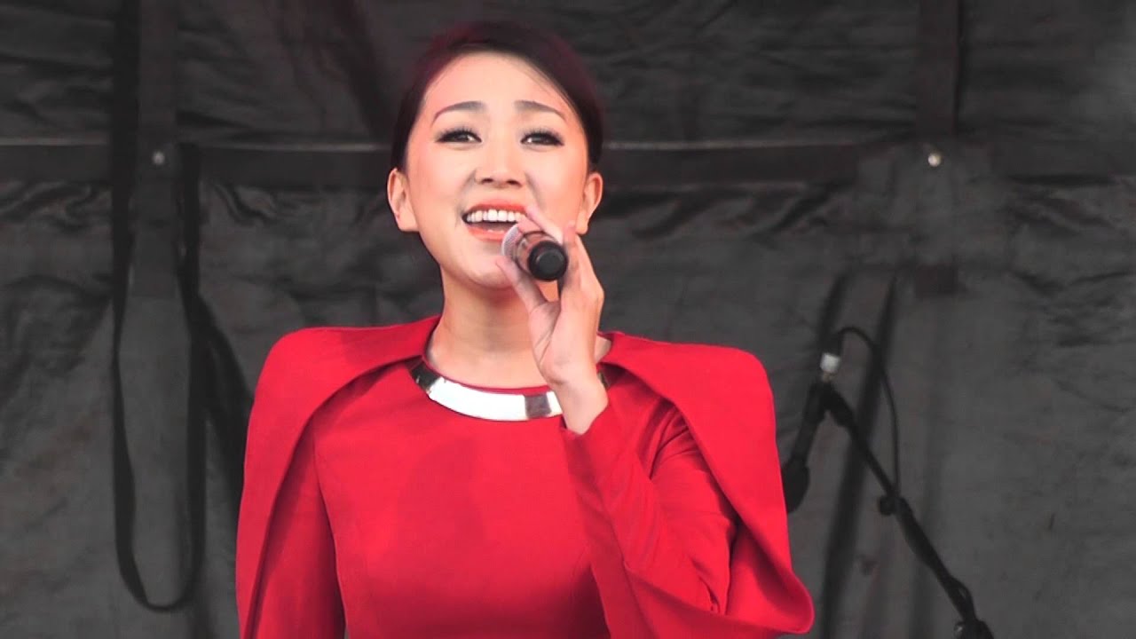 Chinese New Year 2014 Trafalgar Square - Chinese Singer - YouTube