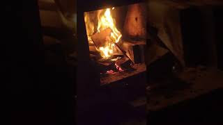 oheň v krbu na zahradě Resimi