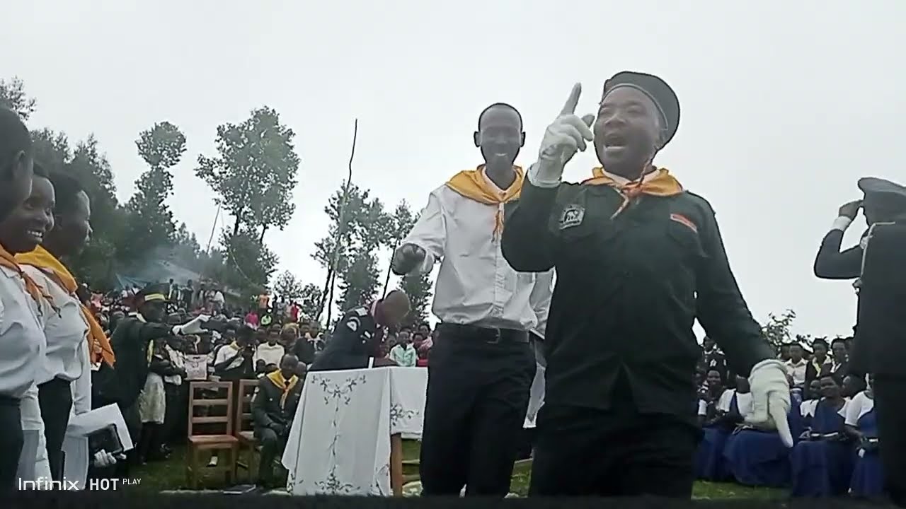 MAMA WEEE!!!!Twabonye ubukwe bwinshi ariko ubu bwo ni agahebuzo 😃😄😄Abasaga 43 babukoreye rimwe!!!!