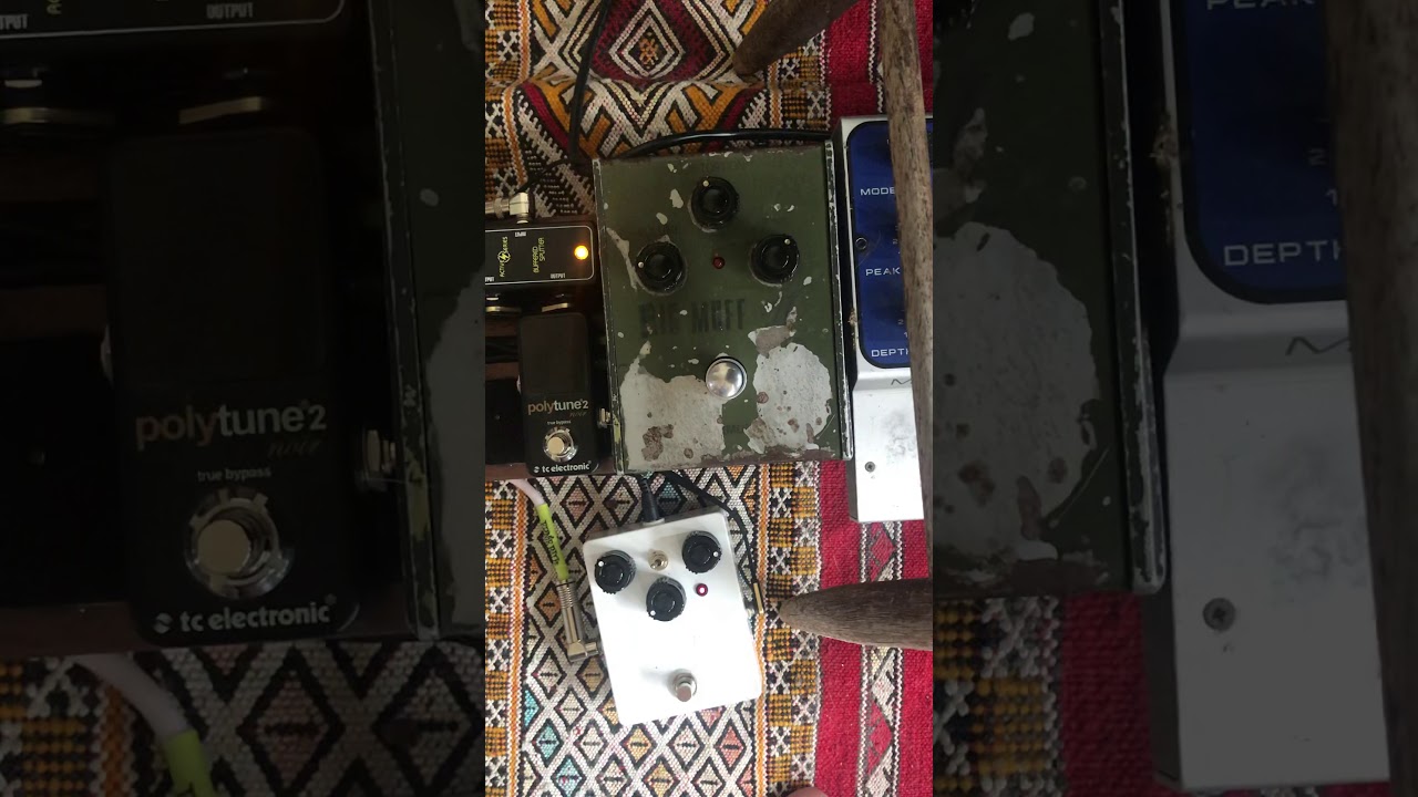 Quarantine Fuzz w/ ‘Bass Mod’ by henrysbigmuffs VS EHX/Sovtek TALL FONT Big Muff