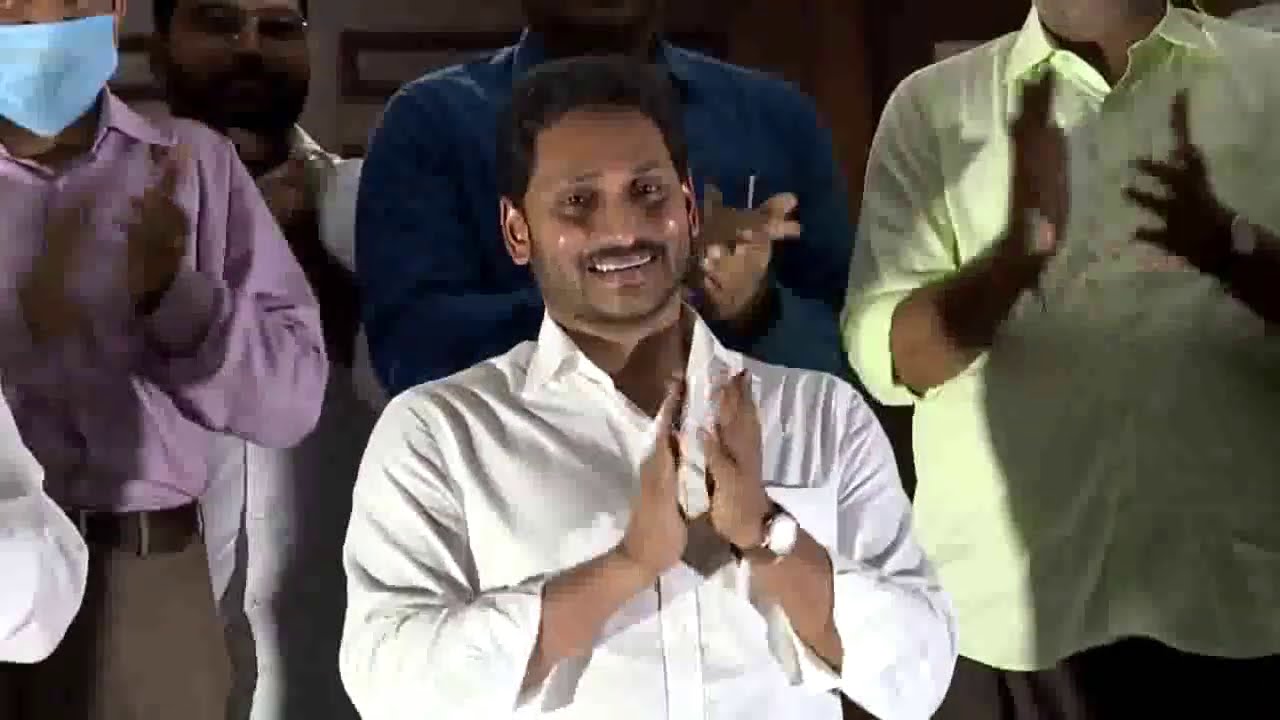YS Jagan Claps For AP Grama Sachivalayam Volunteers  || JNEWS