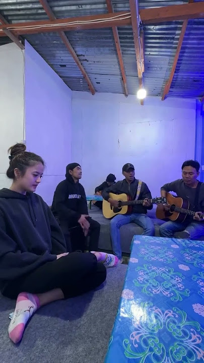 Ko jadi ikutan galau @chrisalia_ cover demi cinta - kerispatih #cover #lirik #lagu #trending