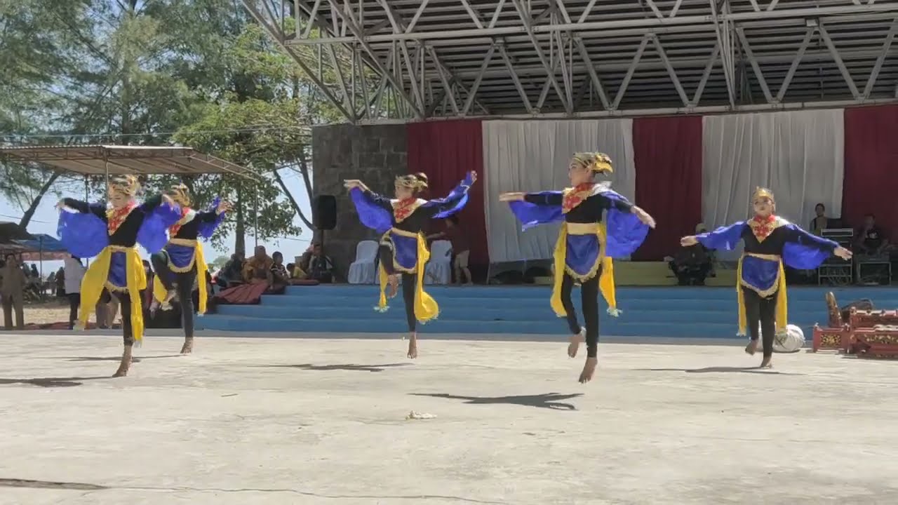 Tari Lawet Khas Kebumen dalam Acara Peringatan Hari Jadi Kebumen ke-394 di Pantai Logending Ayah