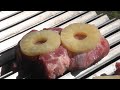 Свиные стейки с ананасами. Жарим мясо на аргентинском гриле.