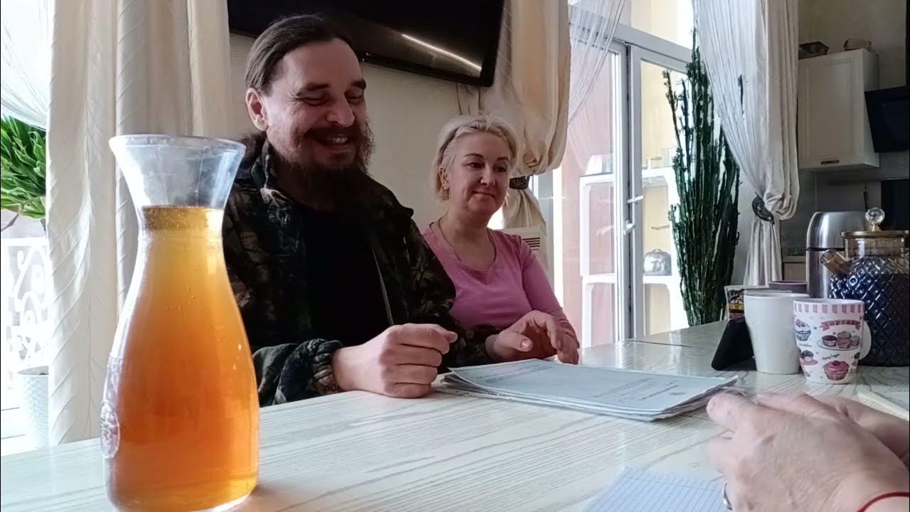 Кто был 1 мужчиной и женщиной. Мужчина среди женщин. Харизматичный мужчина с женщиной. Равноправие мужчин и женщин. Мужчинав окружение девушек.