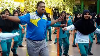 Senam Sehat Berkarya Anti Narkoba SMPN 1 Dumai Lihat goyang hebohnya sampai selesai !!   YouTube