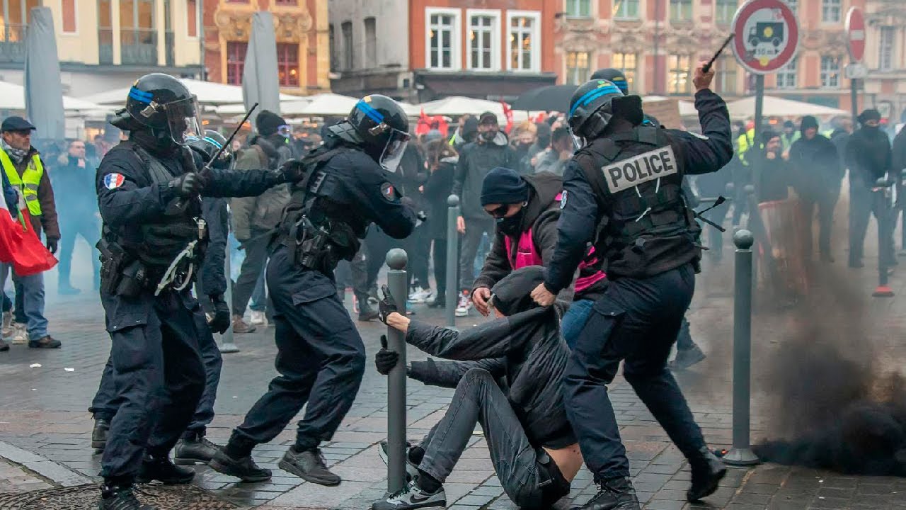 Француз свежий. Митинги во Франции 2022. Митинги во Франции 2020. Протесты во Франции полиция.