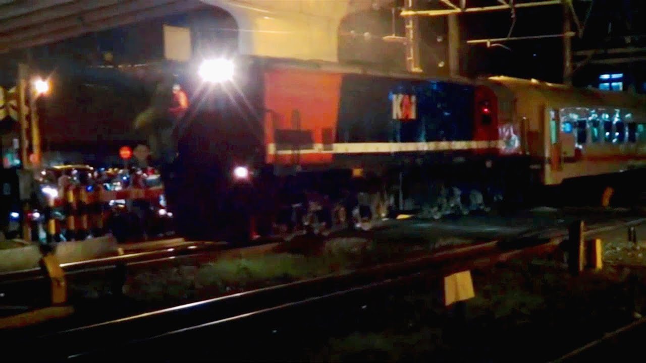 Hunting Kereta Malam Di JPL 351 Stasiun Lempuyangan - YouTube