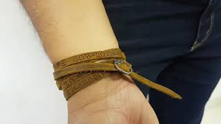 Pulseira masculina couro e plaquinha Livrai me do mal