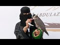 لأول مرة في السعودية امرأة تنافس الرجال في مهرجان الصقارة السنوي 