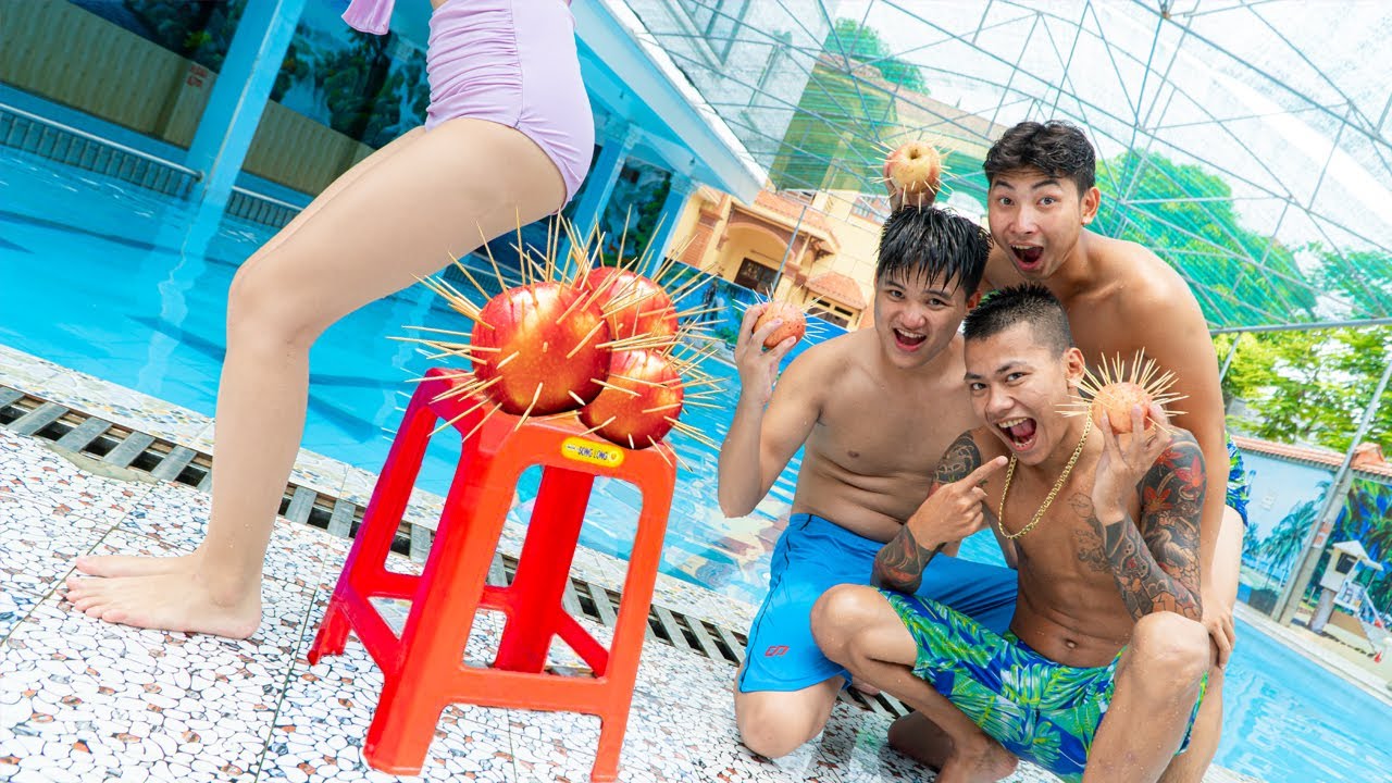 tro choi di tam bien New APPLE PRANK AT POOL Trò Đùa Hài Hước Nhất Tại Bể Bơi | Những Trò Chơi Khăm Bá Đạo #7 | Zin and Bin