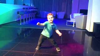 Мальчик танцует. Детские танцы. Boy 3 year old is happy to dance! Мальчик танцует. Детские танцы. Boy 3 year old is happy to dance!