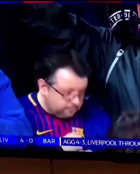 Fan kissing Barcelona badge when Liverpool is 4-0 up