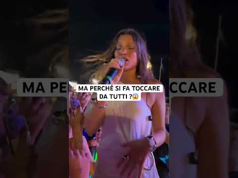 Video Durante il LIVE SARAH TOSCANO si lancia tra la folla tipo MILEY CYRUS