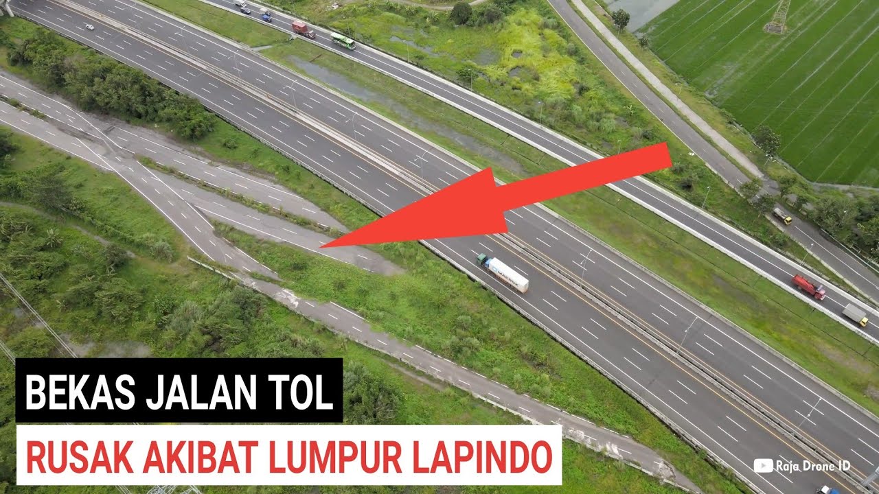 Bekas Jalan Tol Yang tertelan Lumpur Lapindo Sidoarjo di lihat dari udara dengan Drone