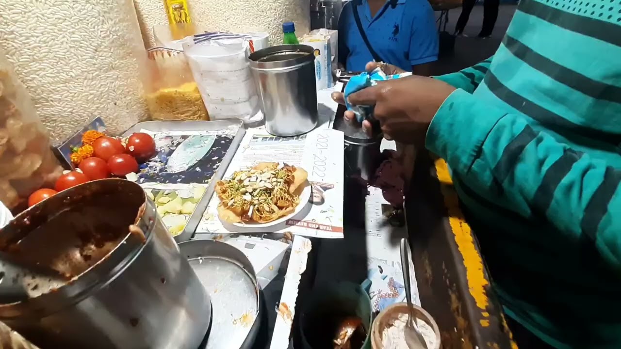 Kolkata street food / papdi chaat  in front of Victoria memorial