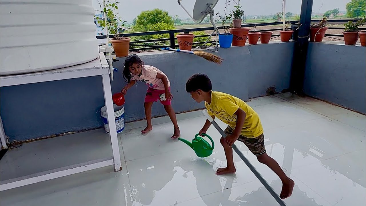 बाल्कनीत पाणी टाकून सरकुंडी चालू केली 🫢