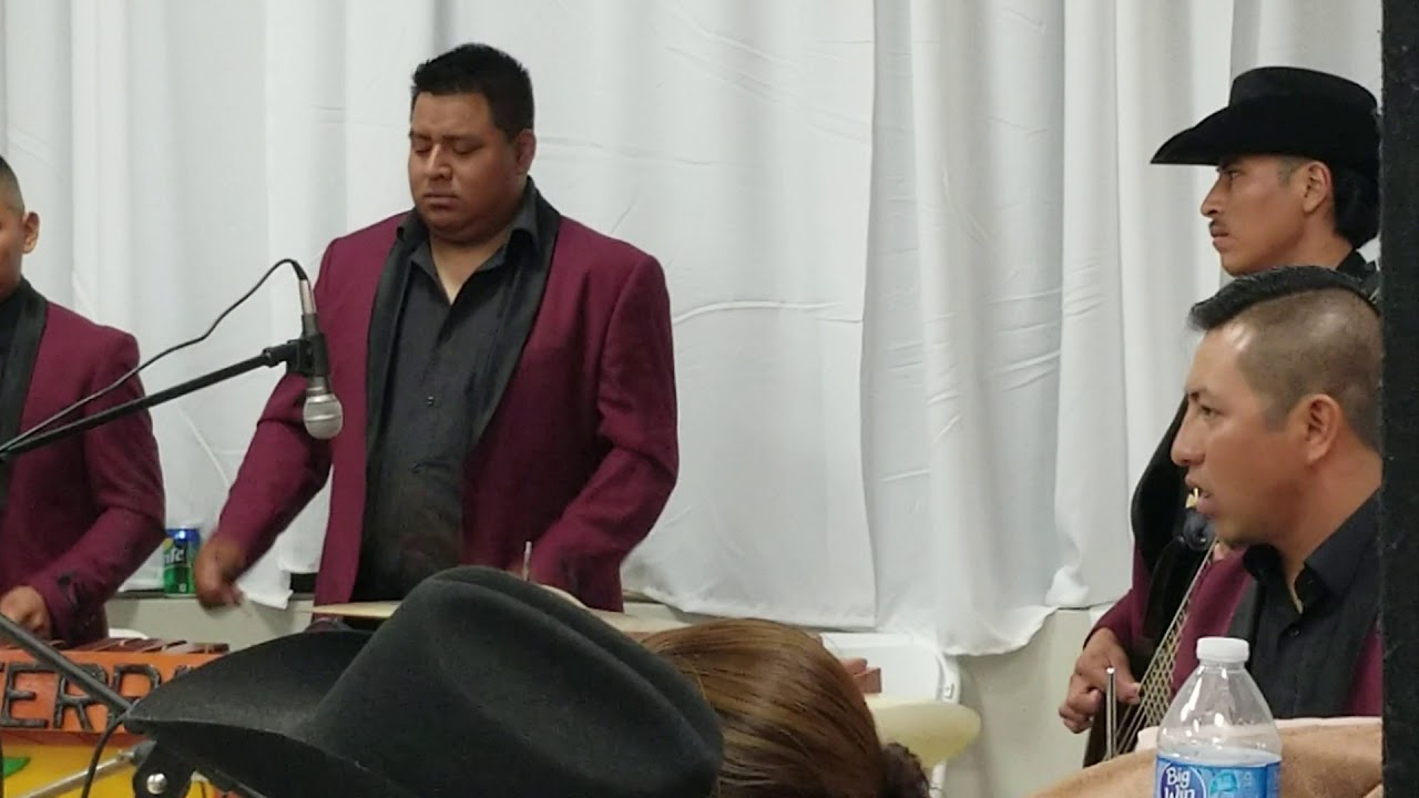 Marimba maderas de mi tierra tocando con la marimba Generación