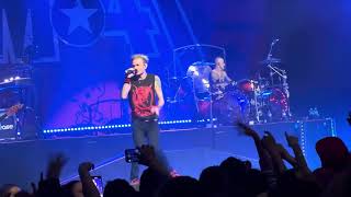 Sum 41- In Too Deep (Live at Paramount Brooklyn)