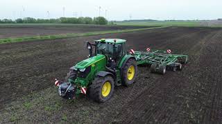 JohnDeere 6250R mit einer 6m Kerner Scheibenegge bei der Bodenbearbeitung.