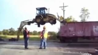 Очень экстремальная выгрузка трактора!!...