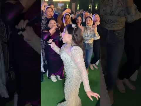 العروسه عمله فرح لوحدها ماشاء الله علي فرحتها ابلور  حلوه  ترند