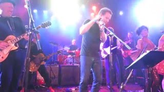 Ewan McGregor & Gary Oldman perform & prove White Men Can't Dance at Bowie Tribute!
