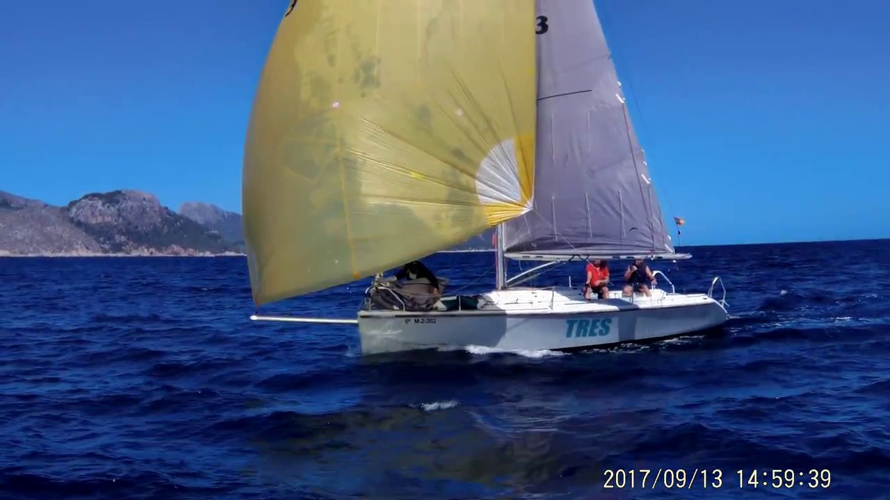 ⁣Gennacker setzen mit dem kleinen Kielboot