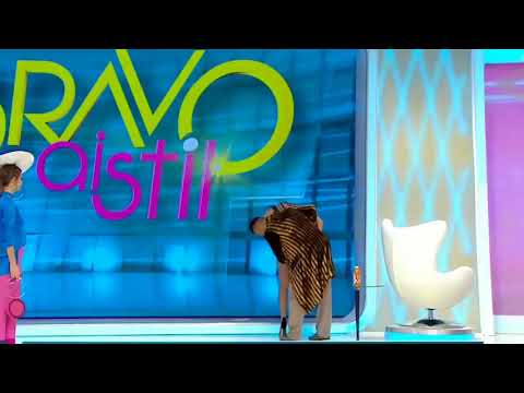 რუმინელი ტელეწამყვანი პირდაპირ ეთერში ობობას გამო თითქმის გაშიშვლდა » videoebi com   sasacilo videoe