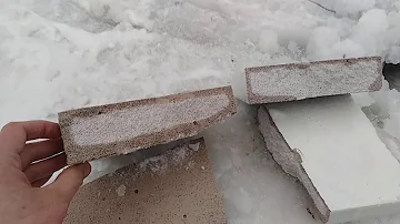 Окрашенный и не окрашенный газоблок впитывает воду