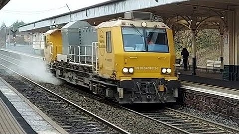 NIR MPV No.11 working a Sandite / Waterjetting Train at Lisburn. 30/11/22