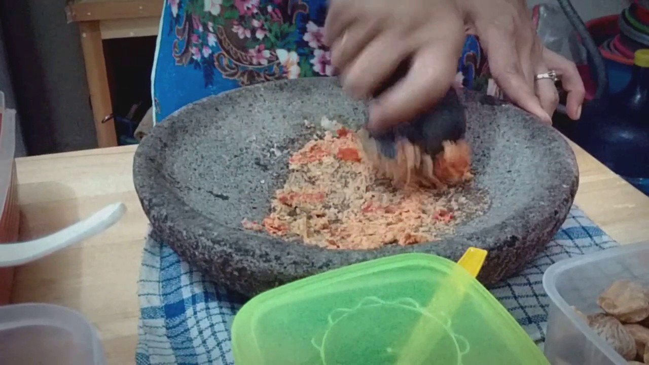 How to use Indonesian Mortar and Pestle - YouTube